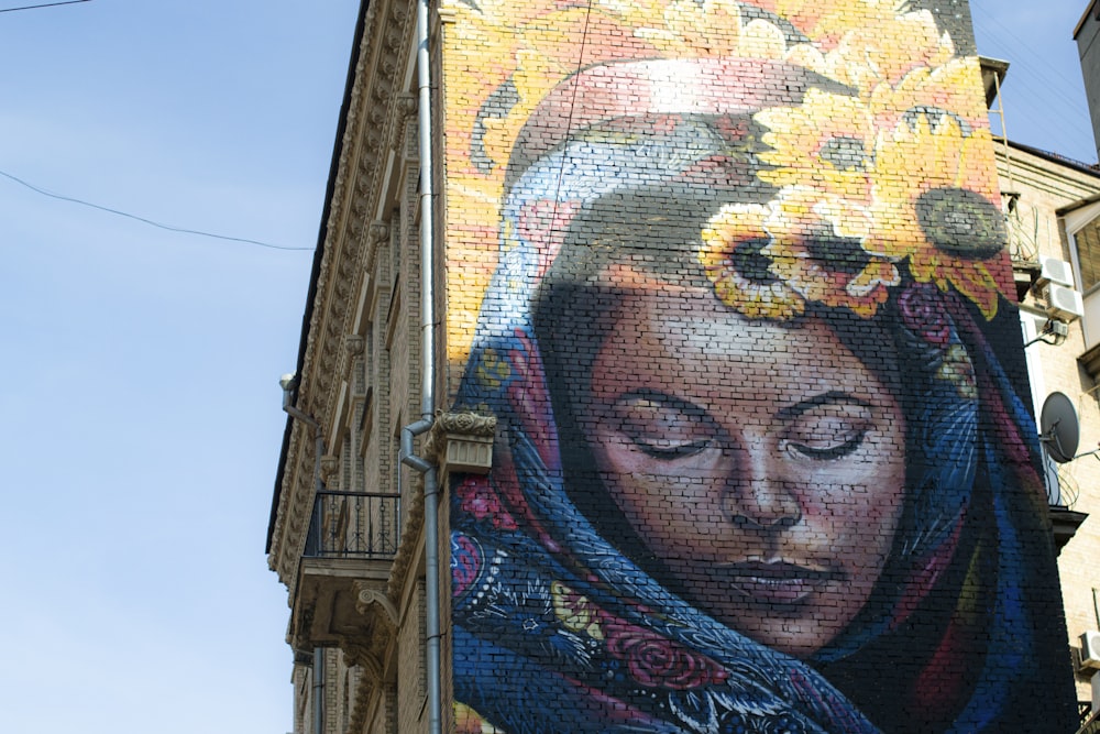 mujer en pintura de hiyab azul