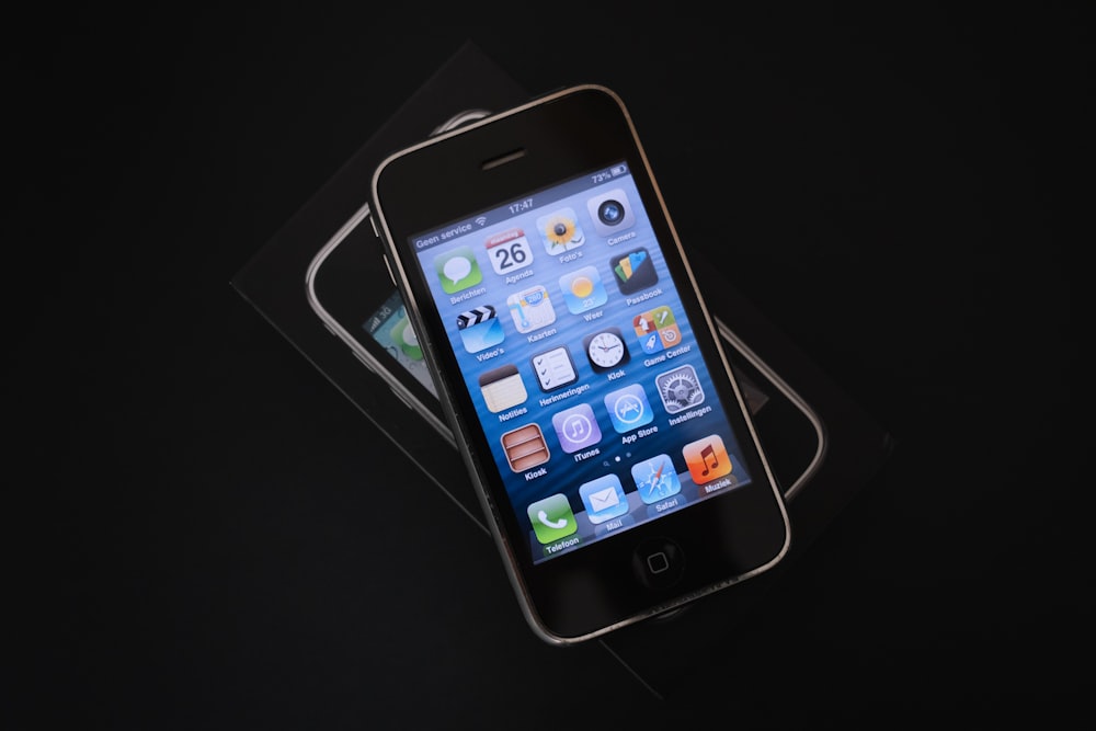 iPhone 4 noir sur table blanche