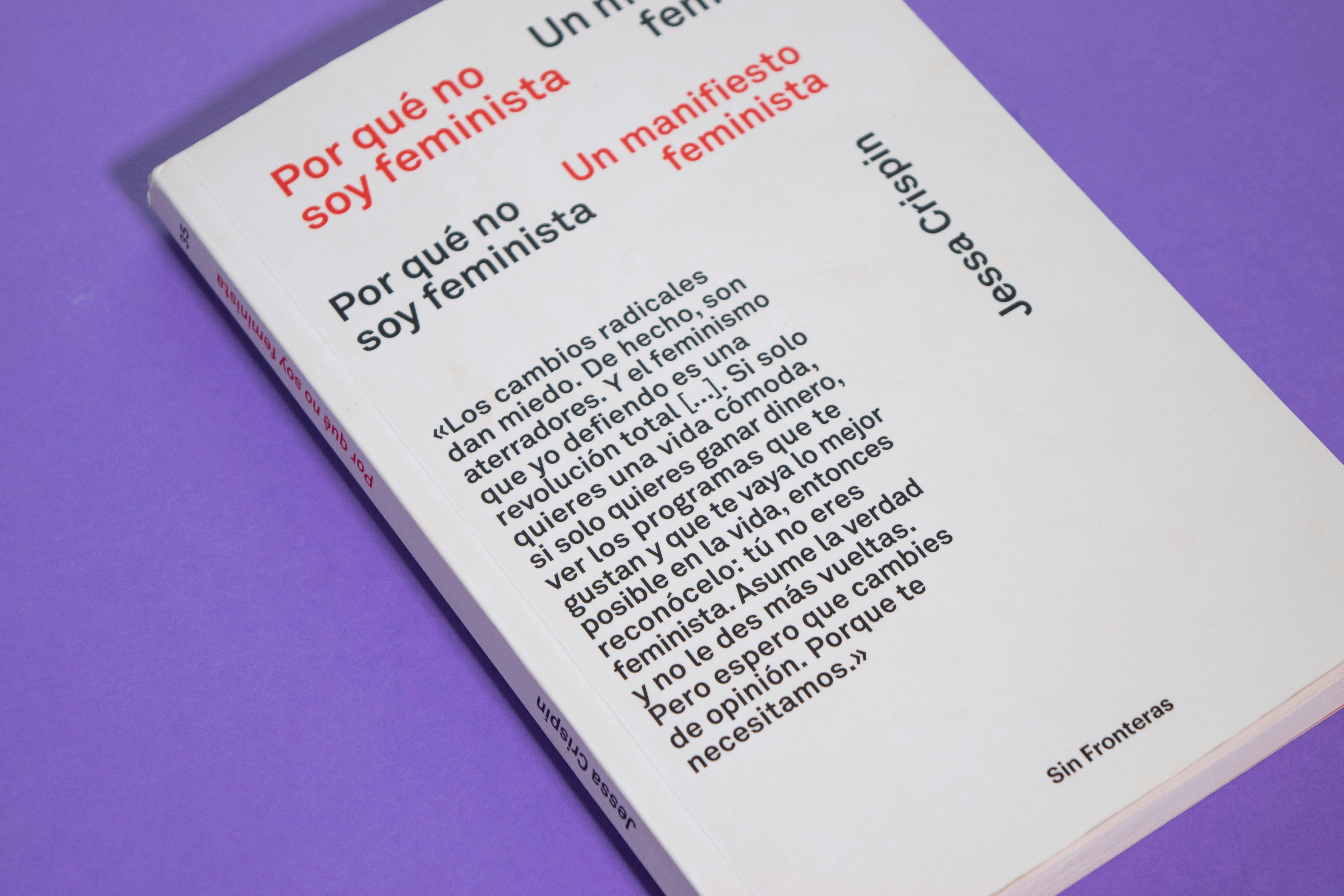 white printer paper on purple surface, Fotografía. Diana Caballero para Malvestida