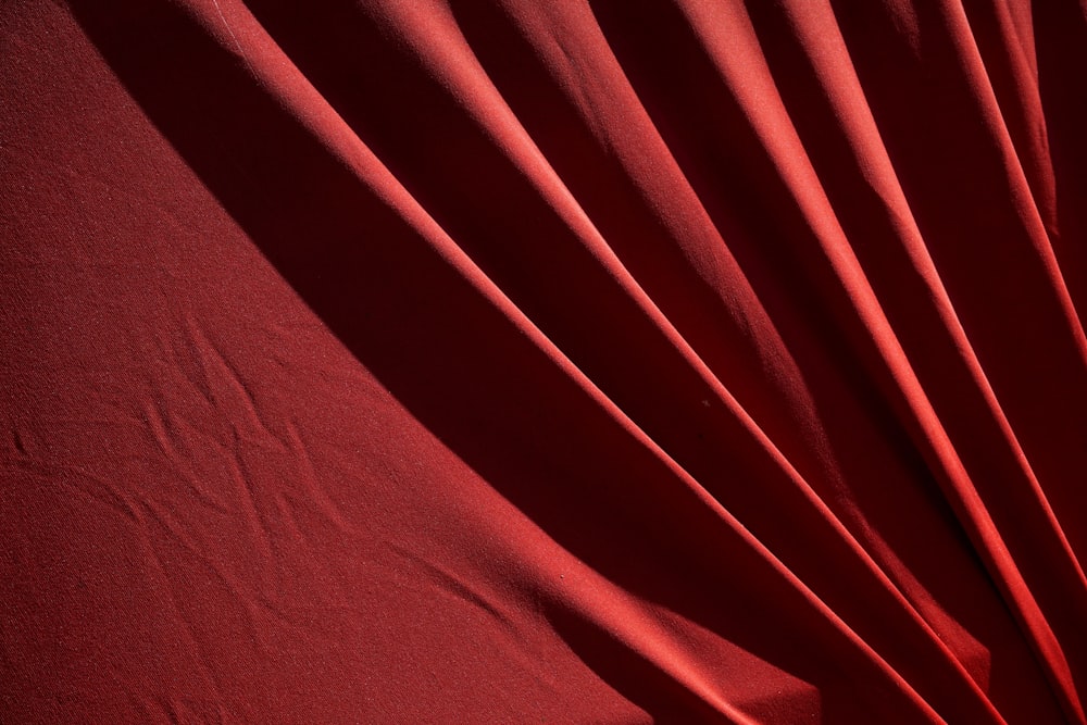 textil rojo sobre textil blanco