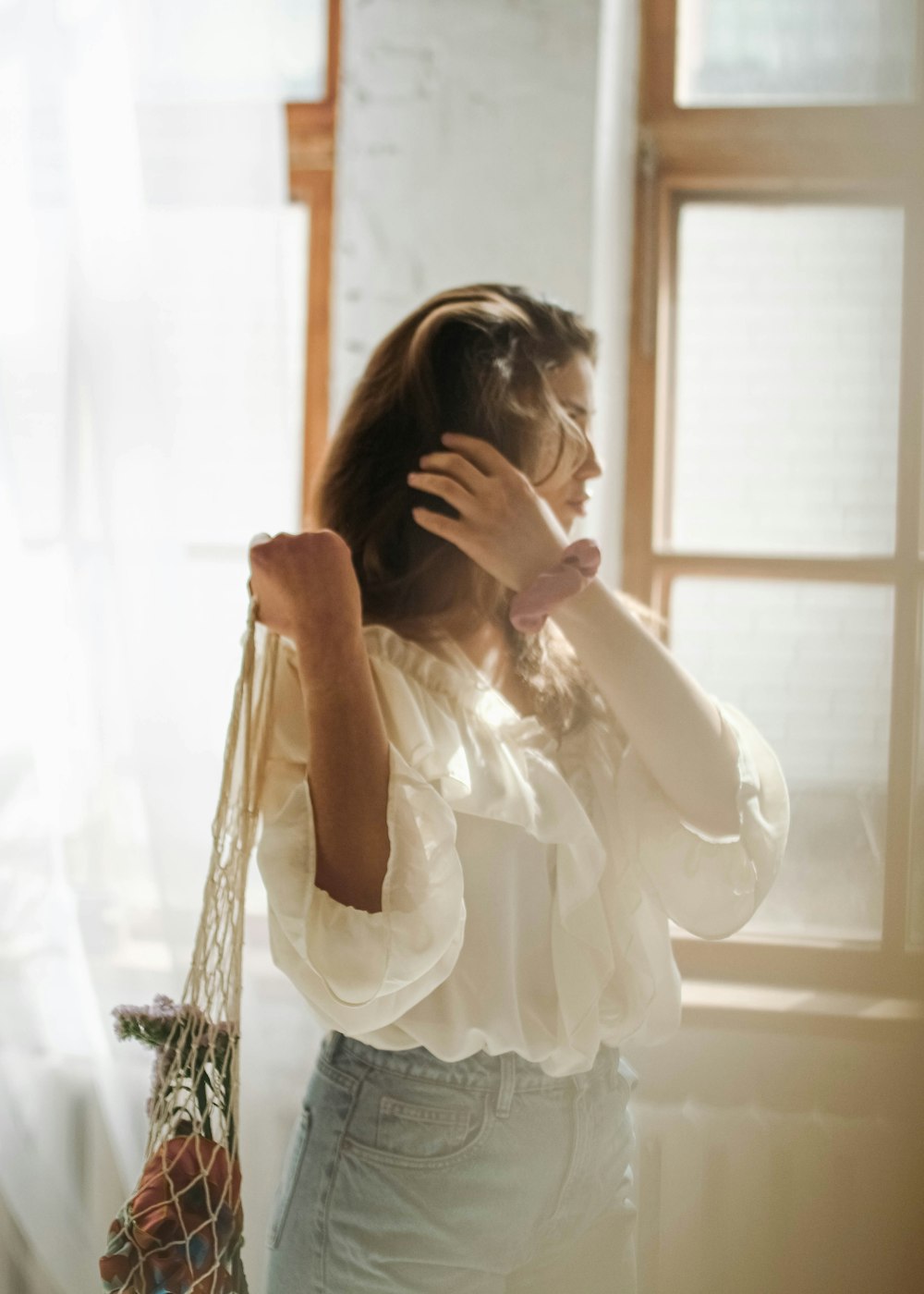 femme en robe blanche couvrant son visage avec ses cheveux