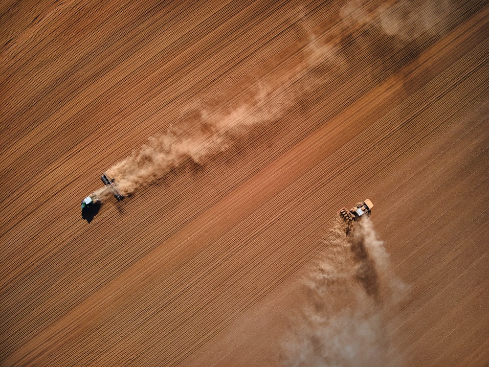 aeroplano bianco e nero su sabbia marrone durante il giorno