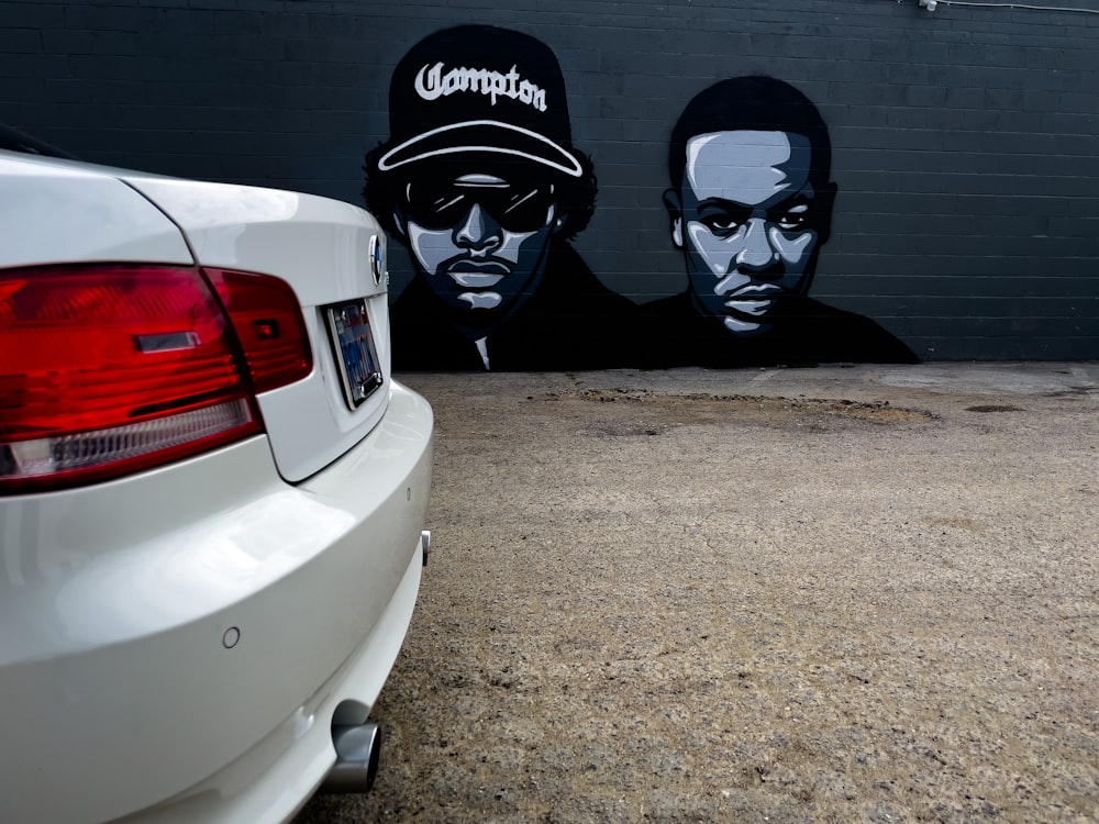 coche blanco junto a la pared blanca y negra