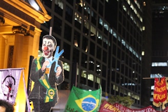 A satirical illustration of Brazilian politicians in a chaotic debate.