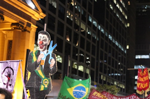 A satirical comic strip showing everyday Brazilians reacting to economic news.