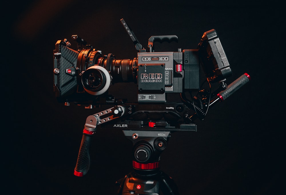 Videocamera nera e rossa