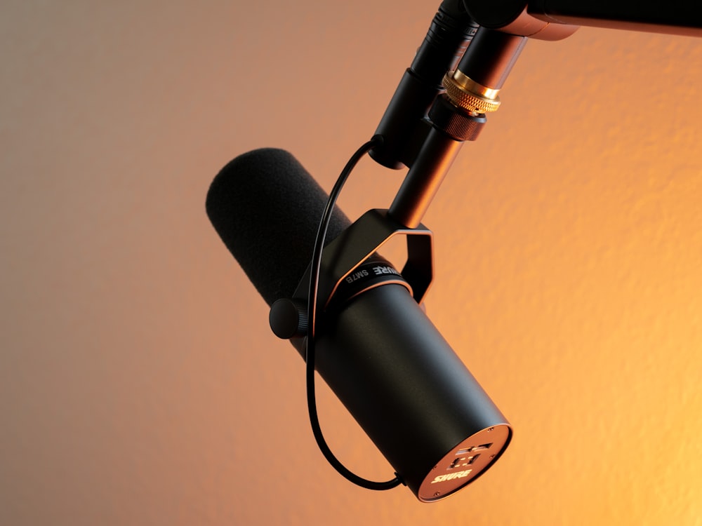microphone noir et argent sur mur marron