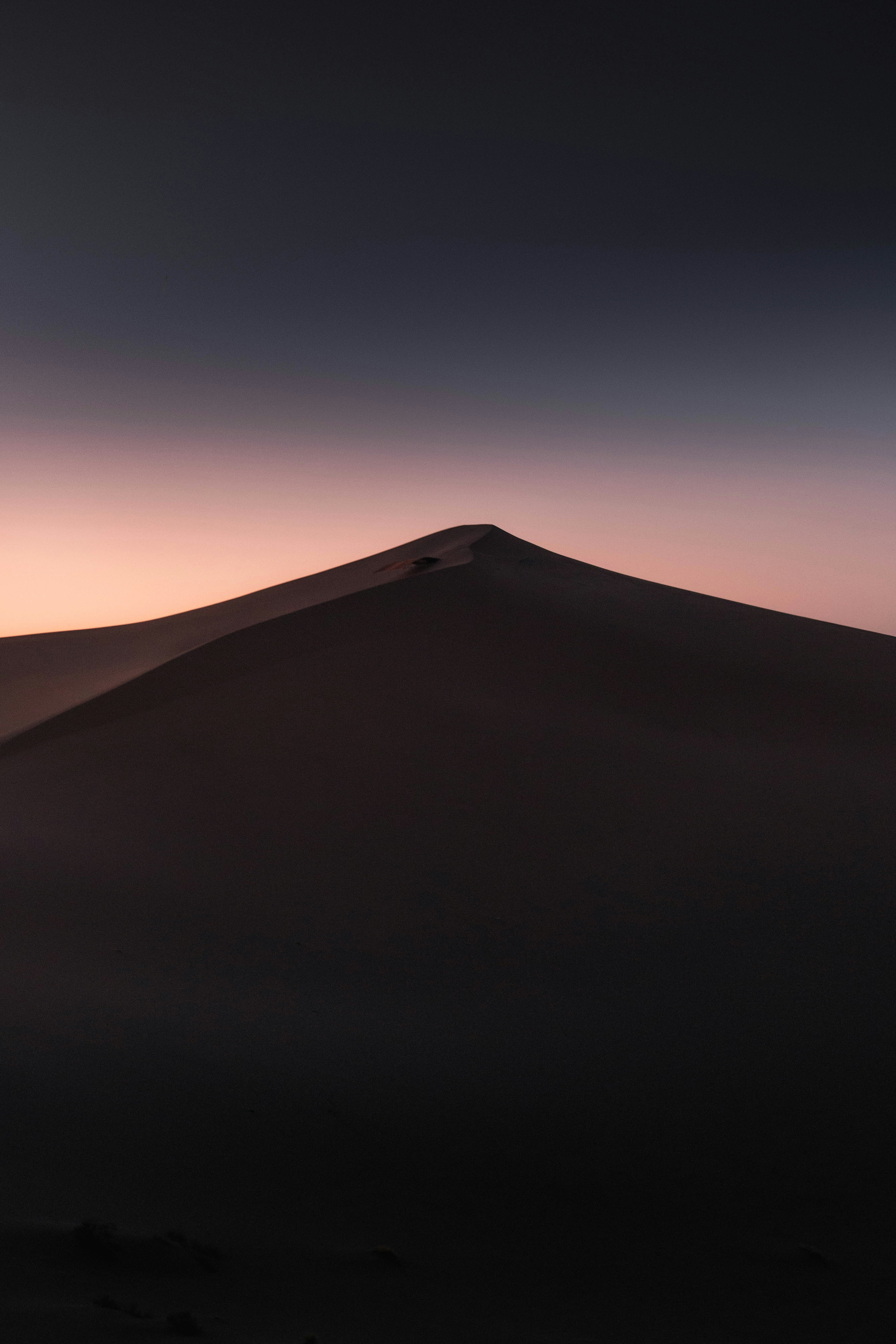 낮 동안 푸른 하늘 아래 검은 모래