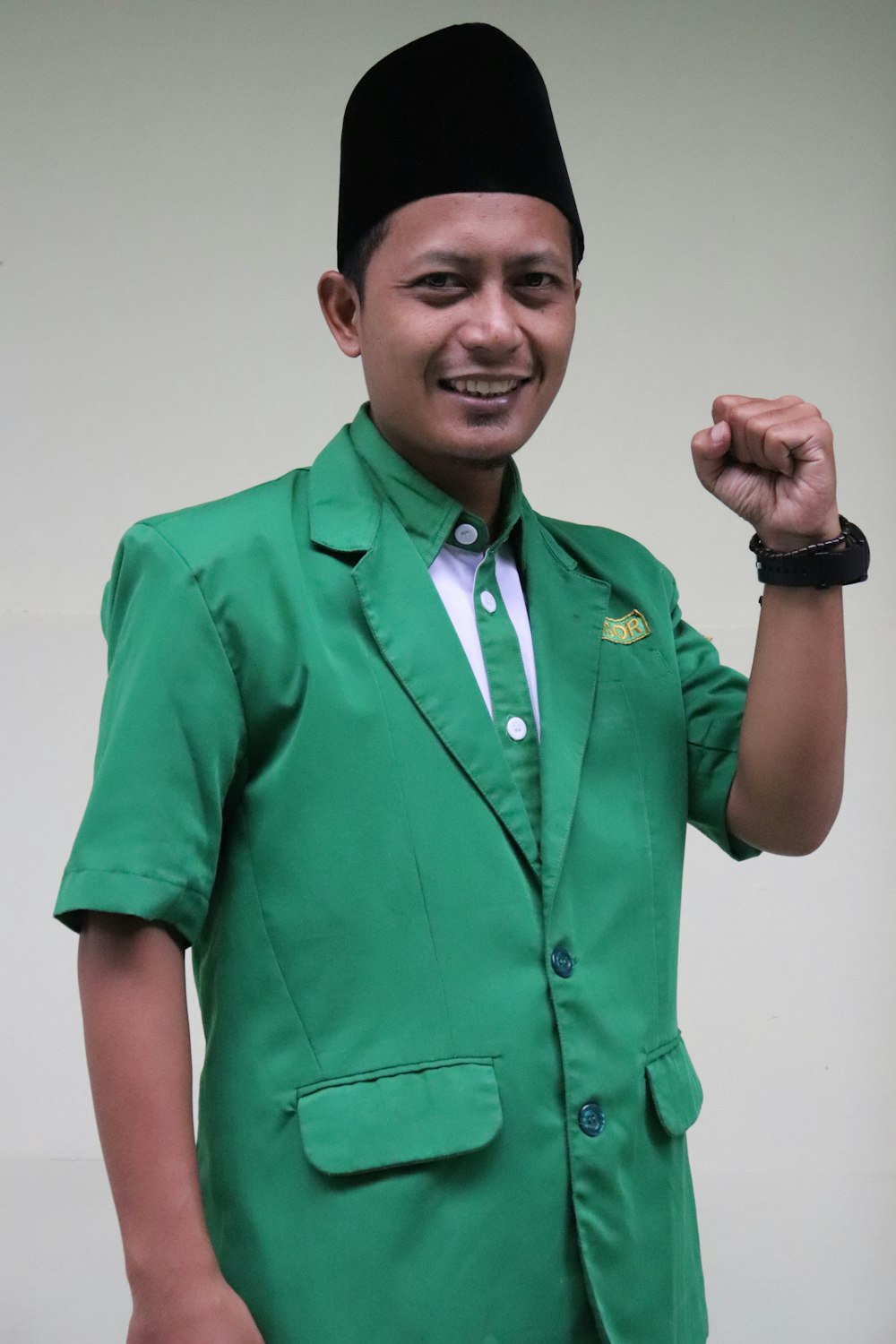 Hombre con camisa verde abotonada