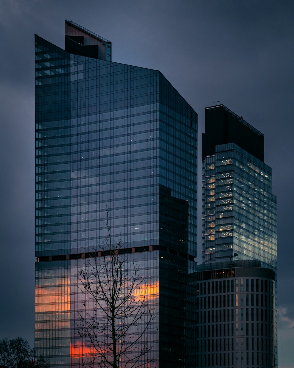 edifício preto e branco durante a noite