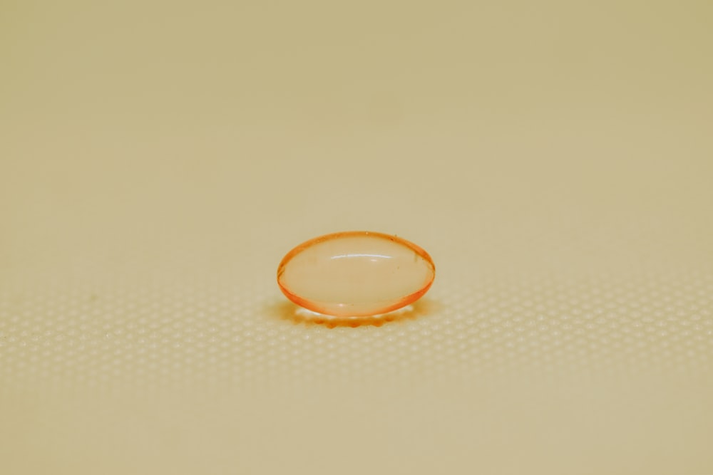 anel redondo laranja e branco