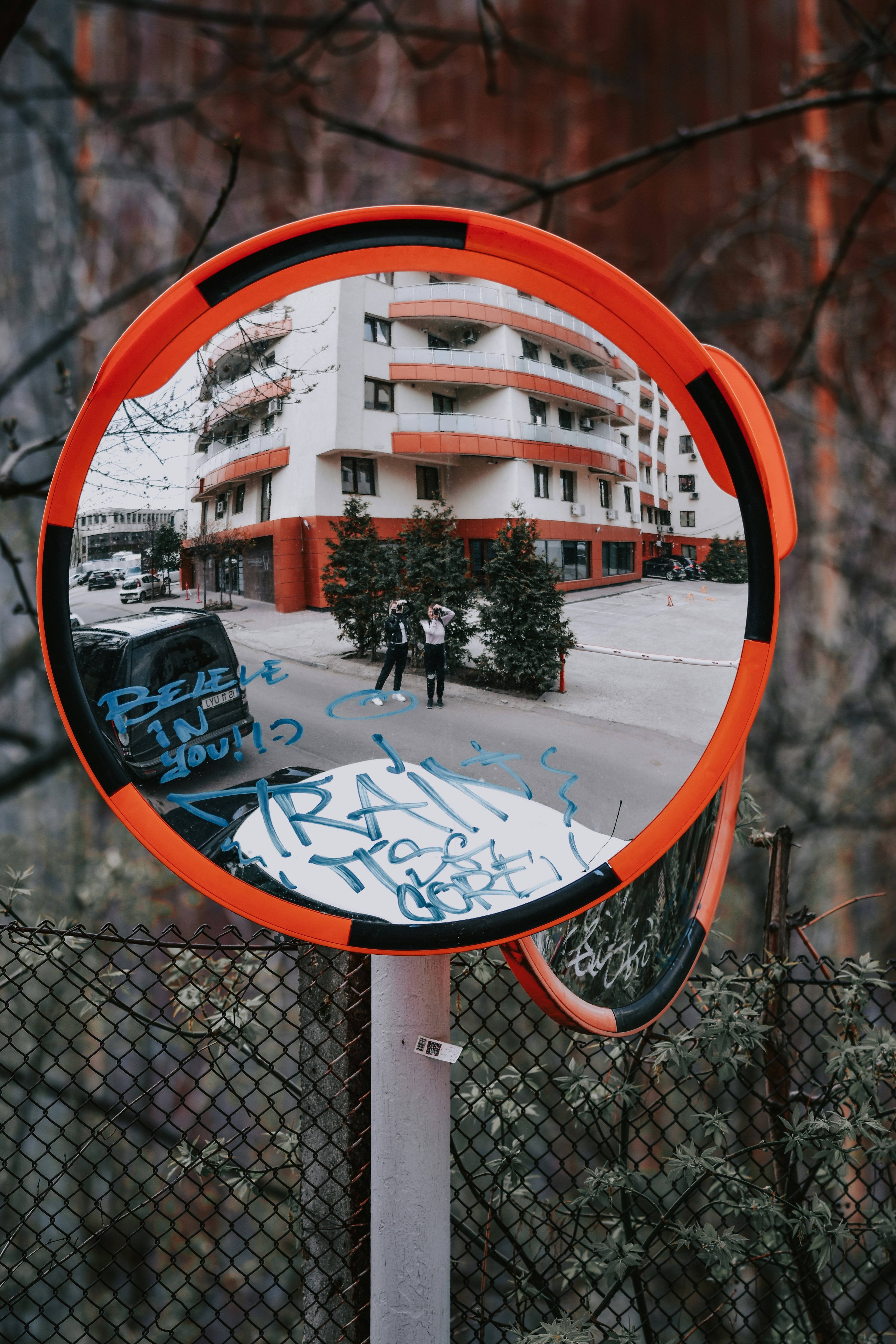 Gebäude aus weißem und braunem Beton