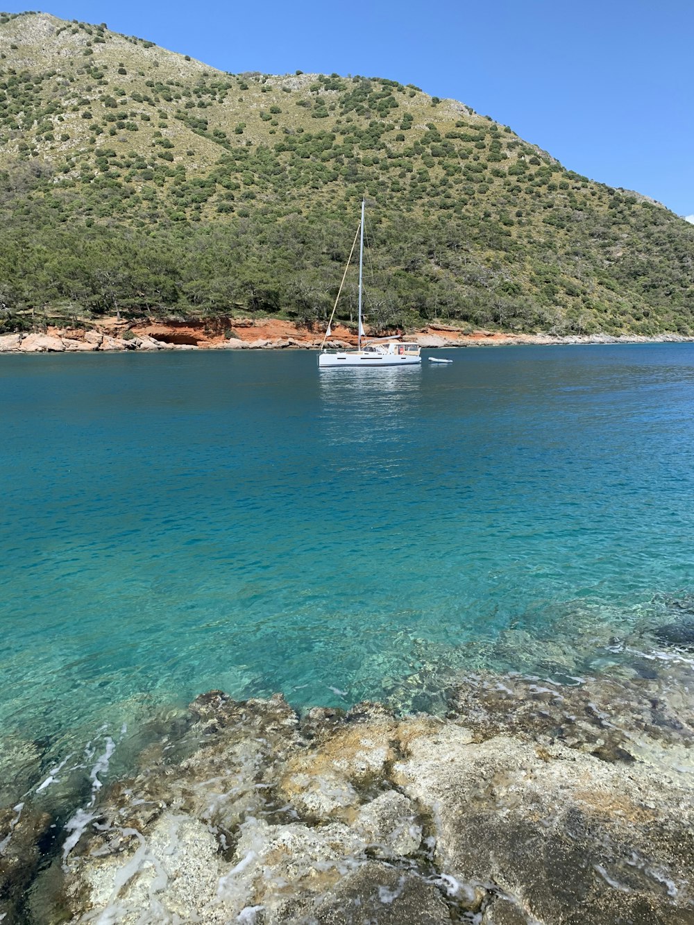 barco branco no mar azul durante o dia