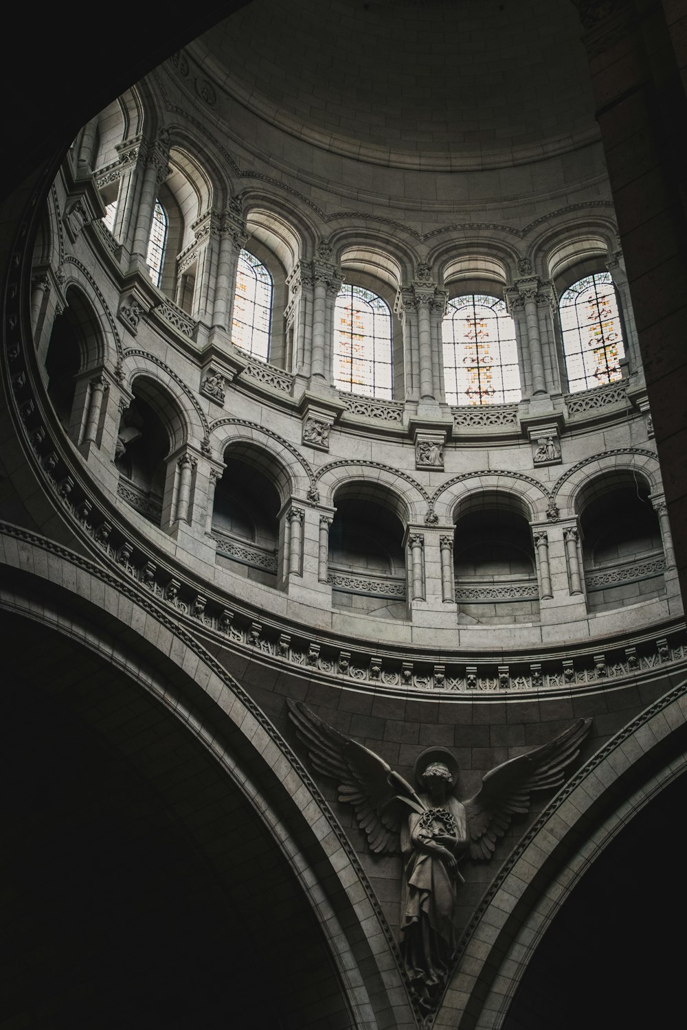 Fotografía de ángulo bajo de un edificio de hormigón gris