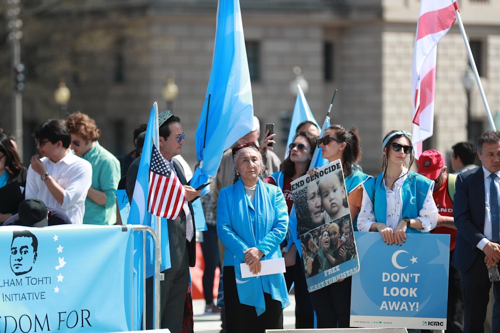 青い旗を持つ青い長袖シャツを着た女性