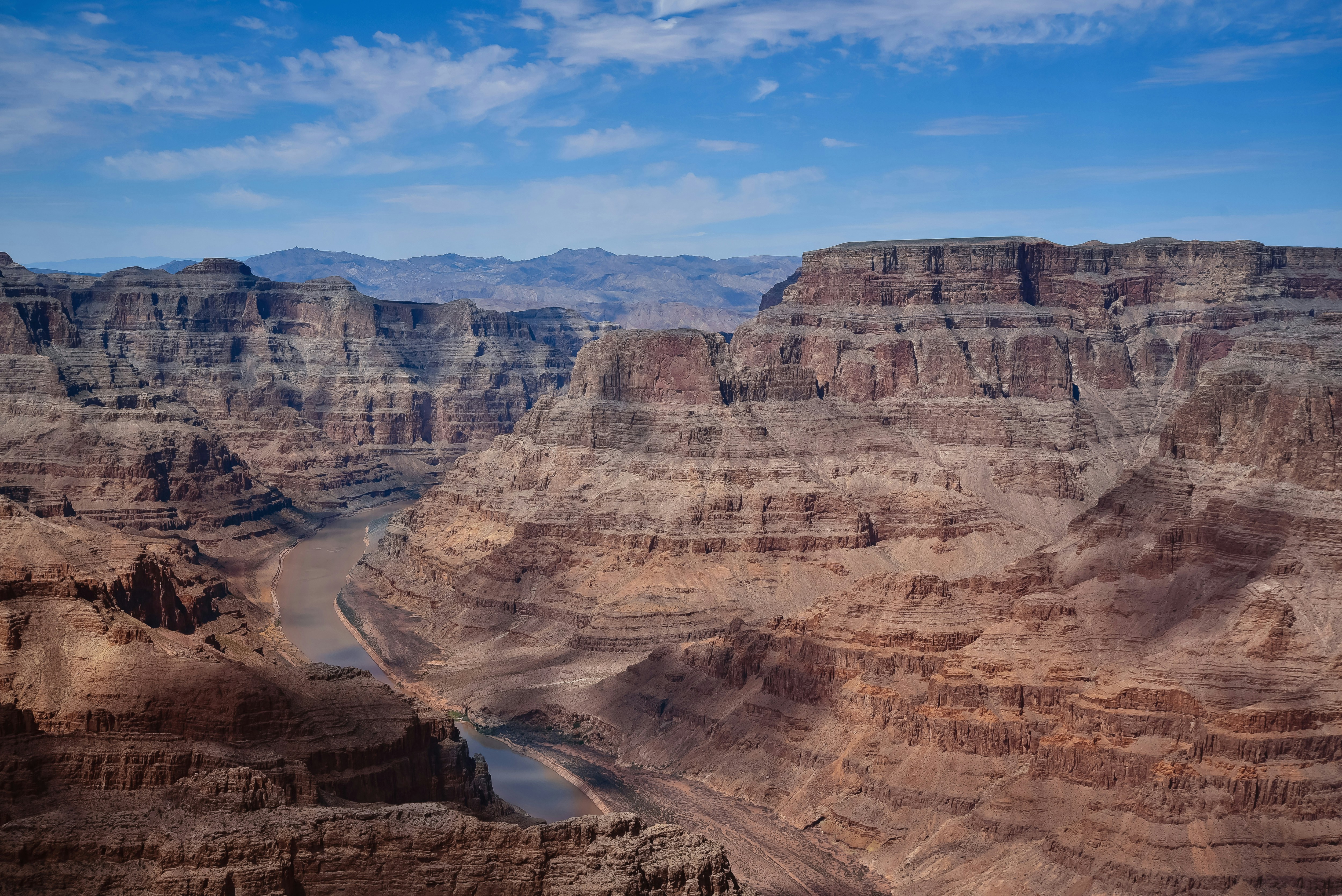 Montagna rocciosa marrone sotto il cielo blu durante il giorno