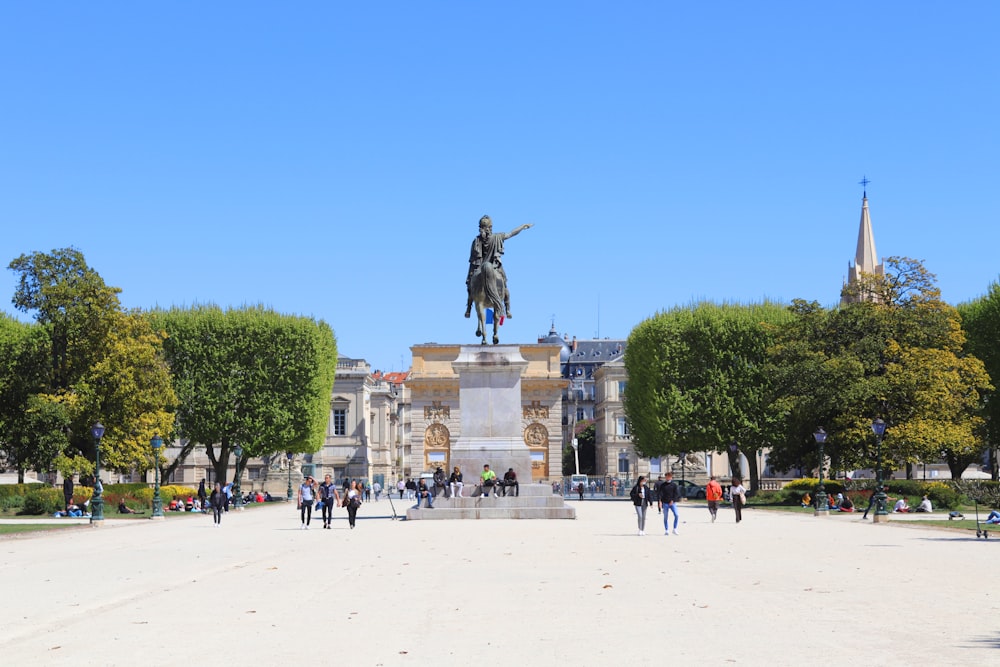 persone che camminano sulla sabbia bianca durante il giorno