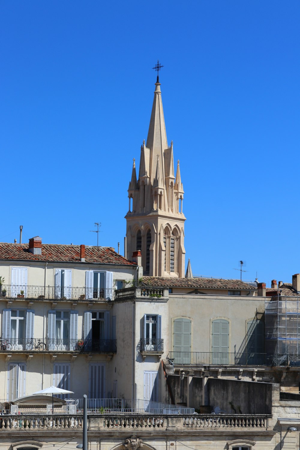 Edificio in cemento bianco e marrone sotto il cielo blu durante il giorno