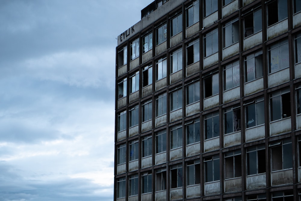 Edificio de hormigón gris bajo el cielo nublado durante el día