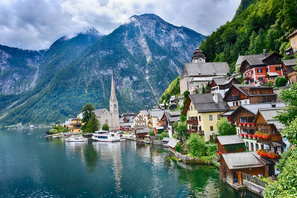 Bateau blanc sur l’eau près des maisons et des bâtiments pendant la journée