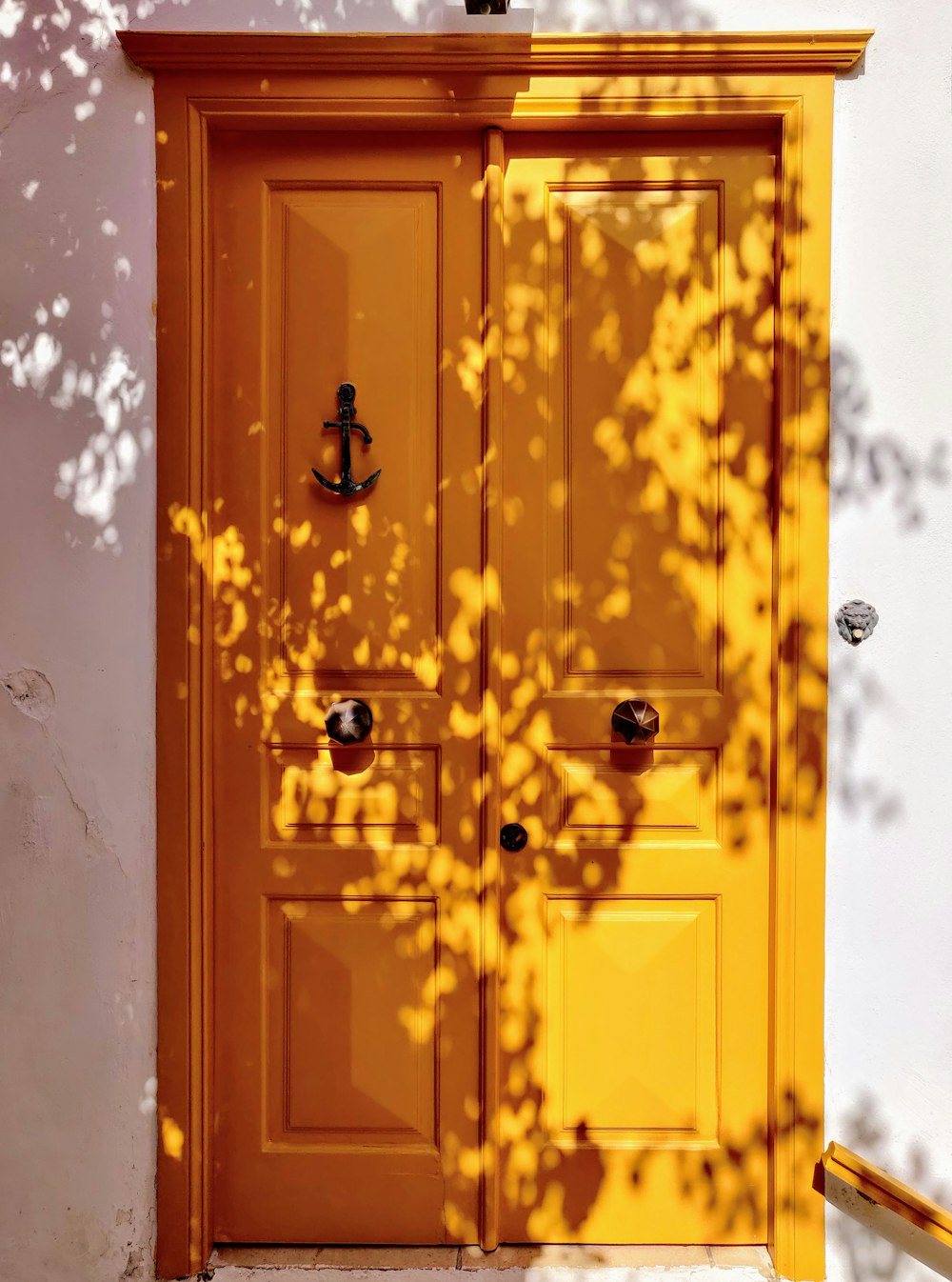 Porte en bois marron avec levier de porte noir