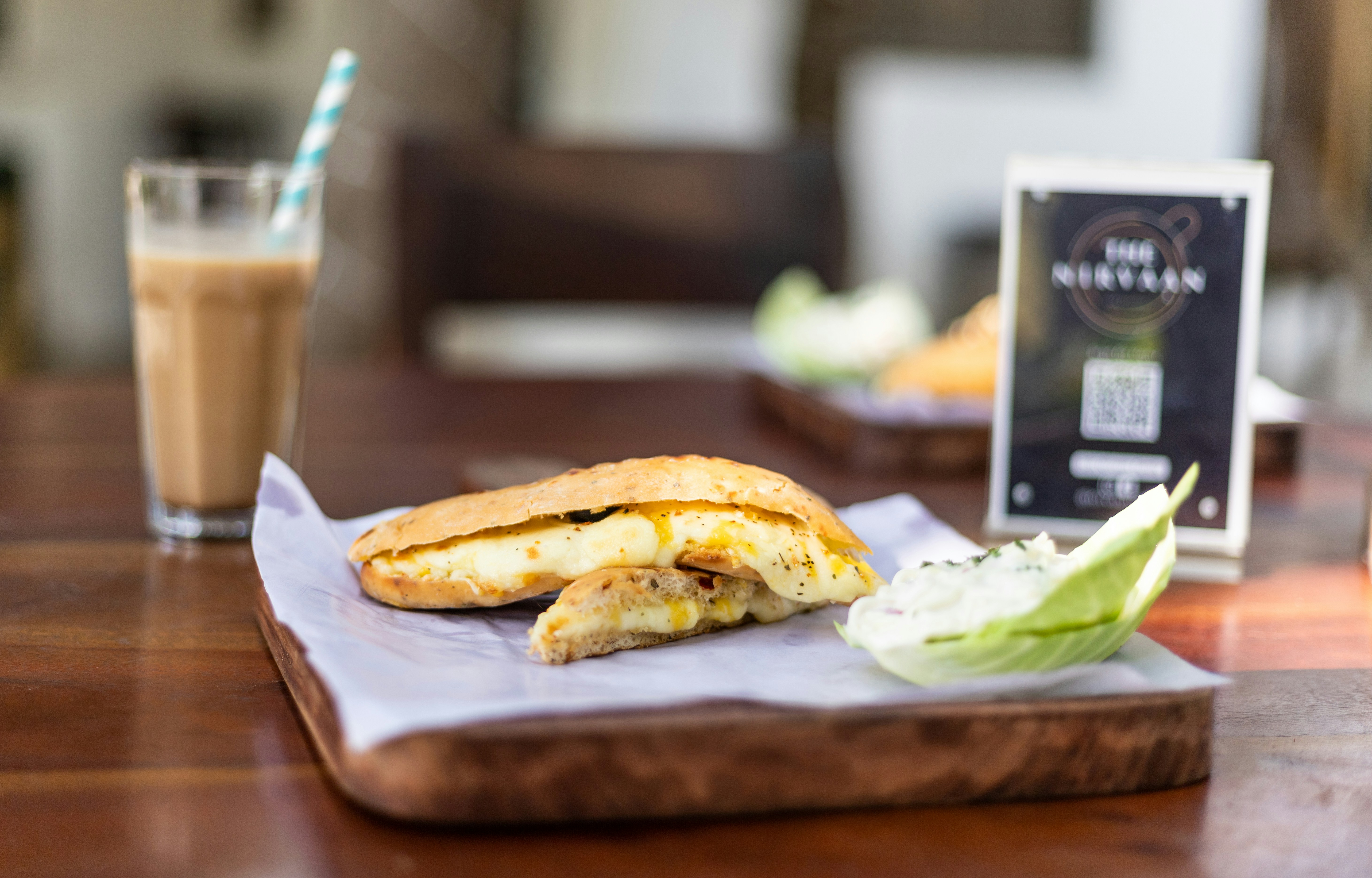 pan moreno en un plato de cerámica blanca