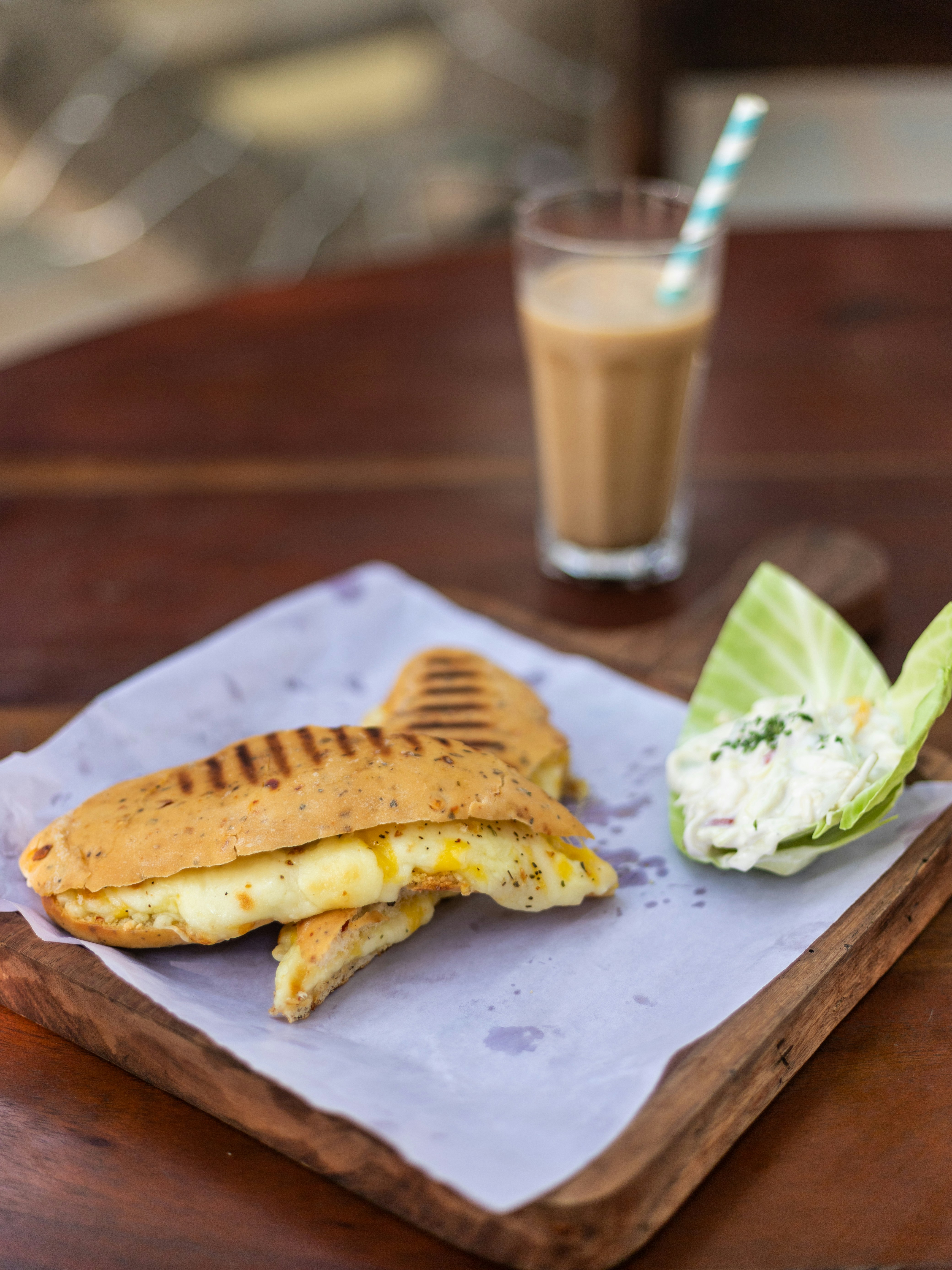 pan integral sobre plato de cerámica blanca