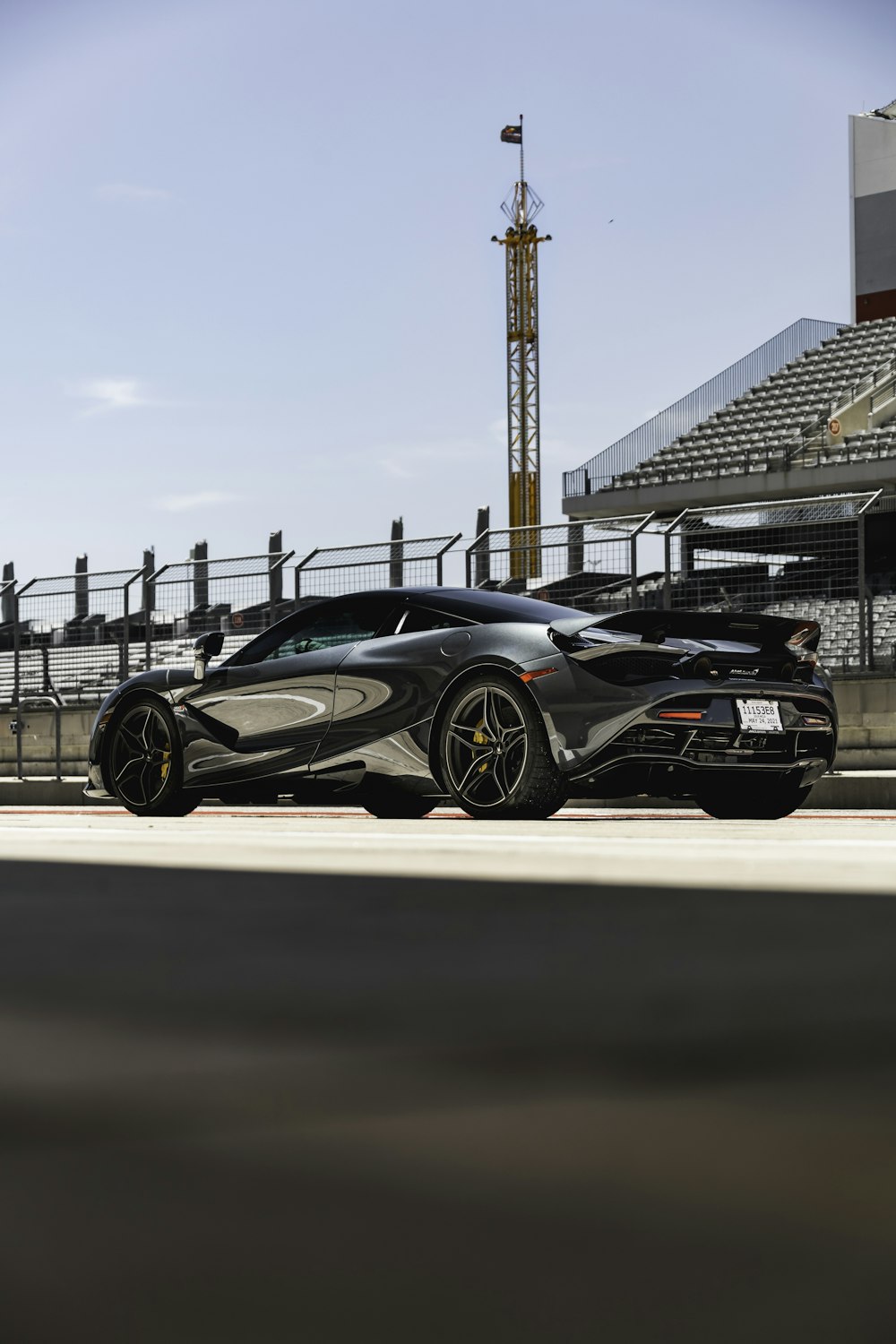 Porsche 911 nera parcheggiata nel parcheggio durante il giorno