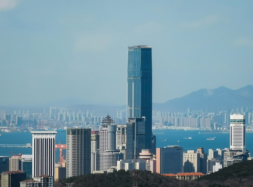 Horizonte de la ciudad bajo el cielo azul durante el día