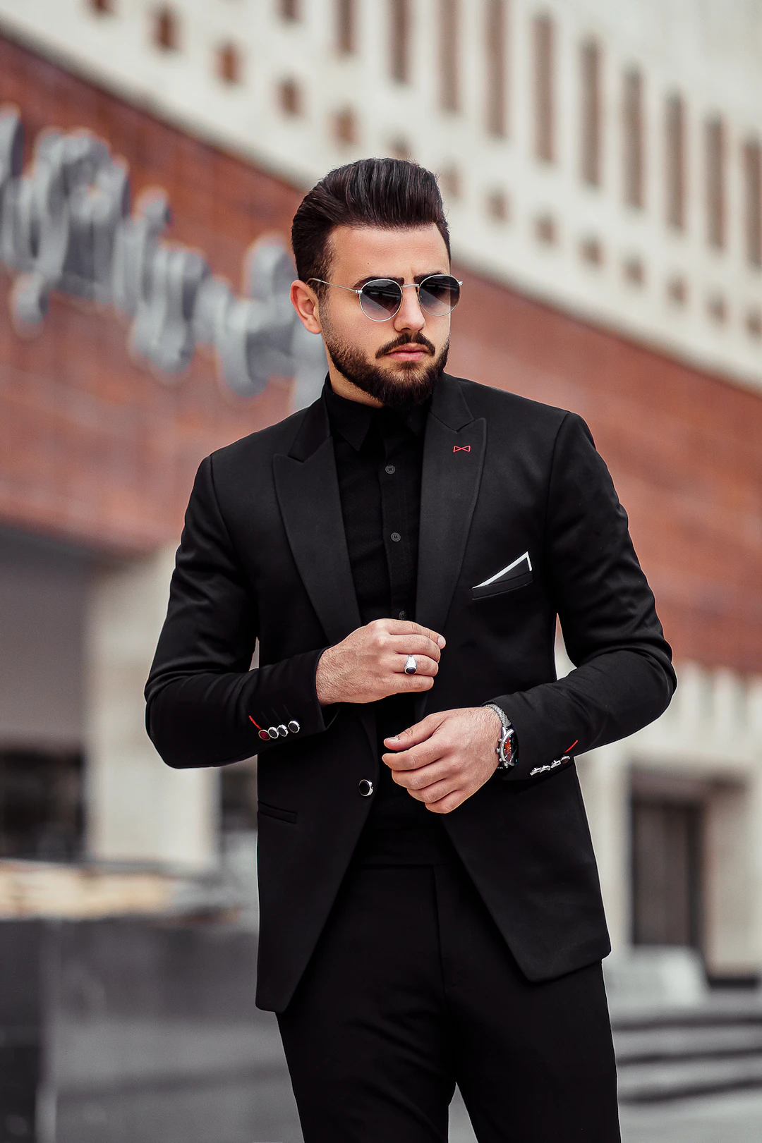 体型カバーを意識したモノトーンファッションの男性