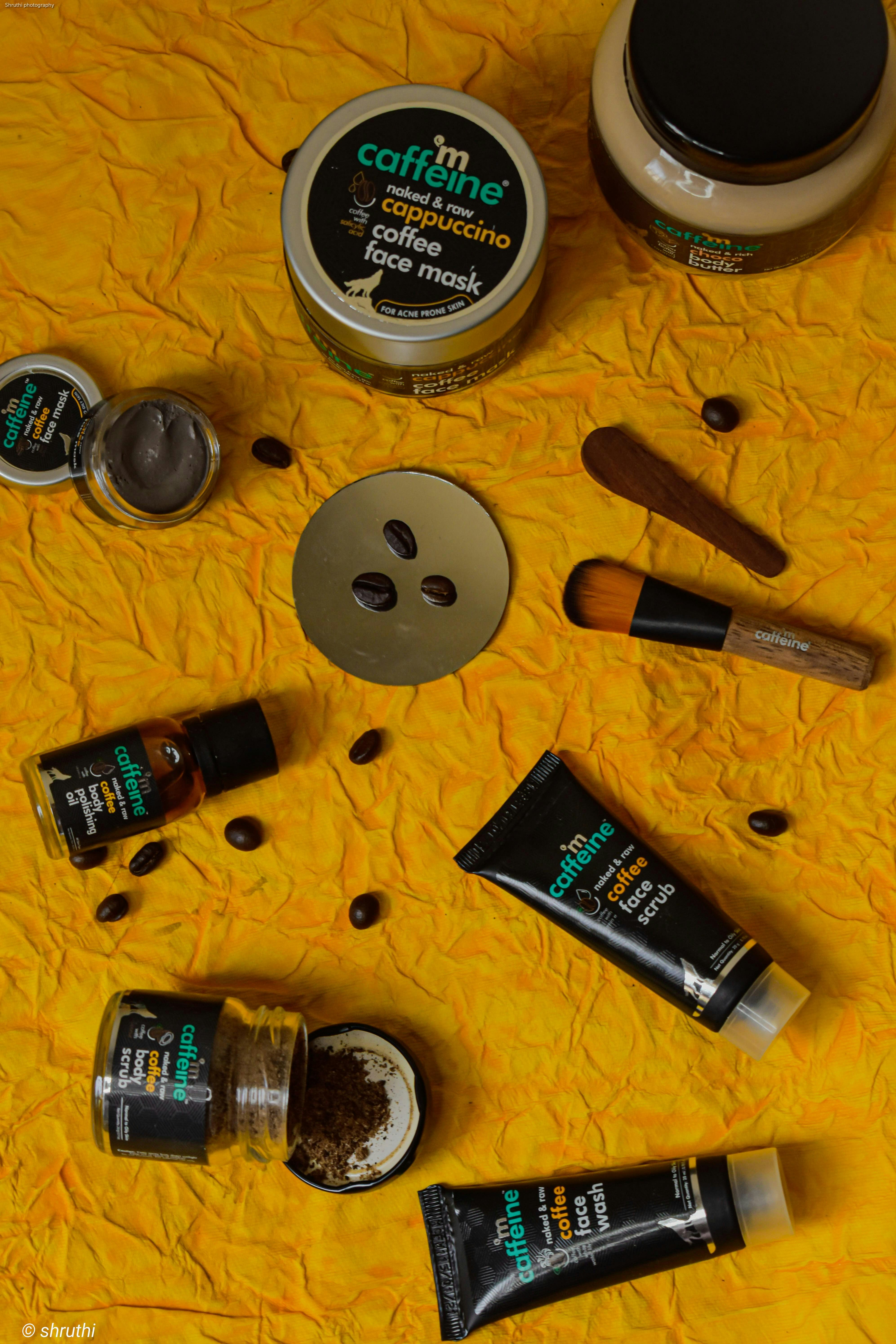 Botella de spray para hombres Nivea sobre mesa amarilla