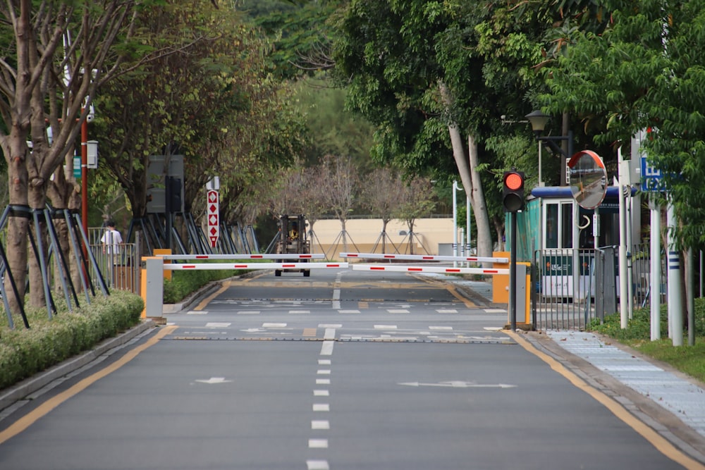 Carril peatonal cerca del carril peatonal durante el día