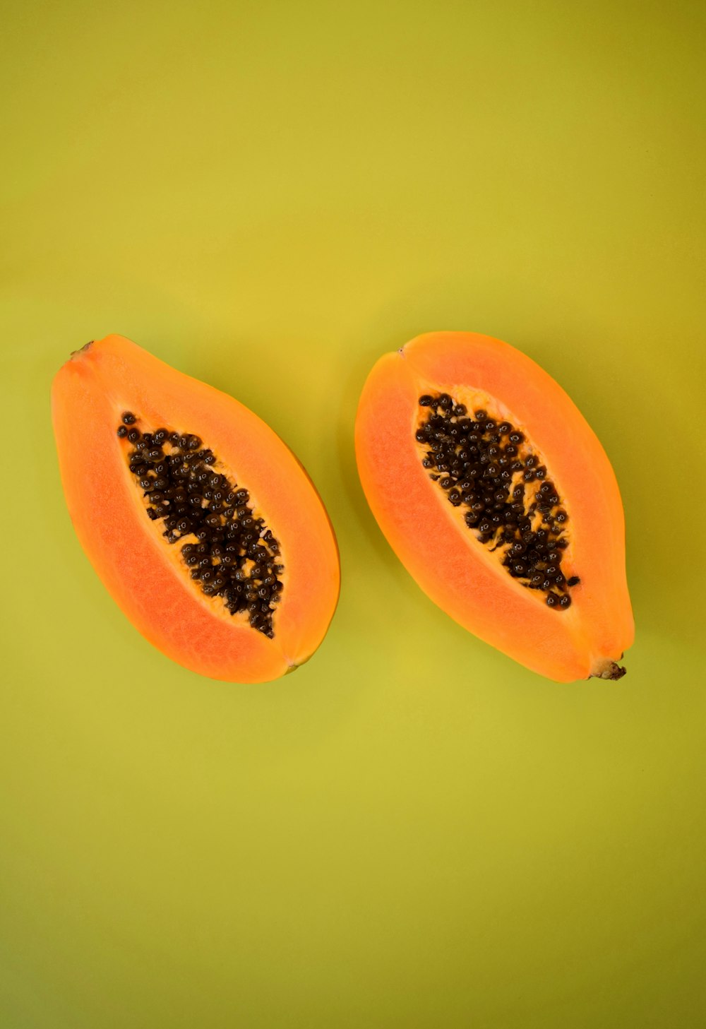 fruits jaunes tranchés sur une surface jaune