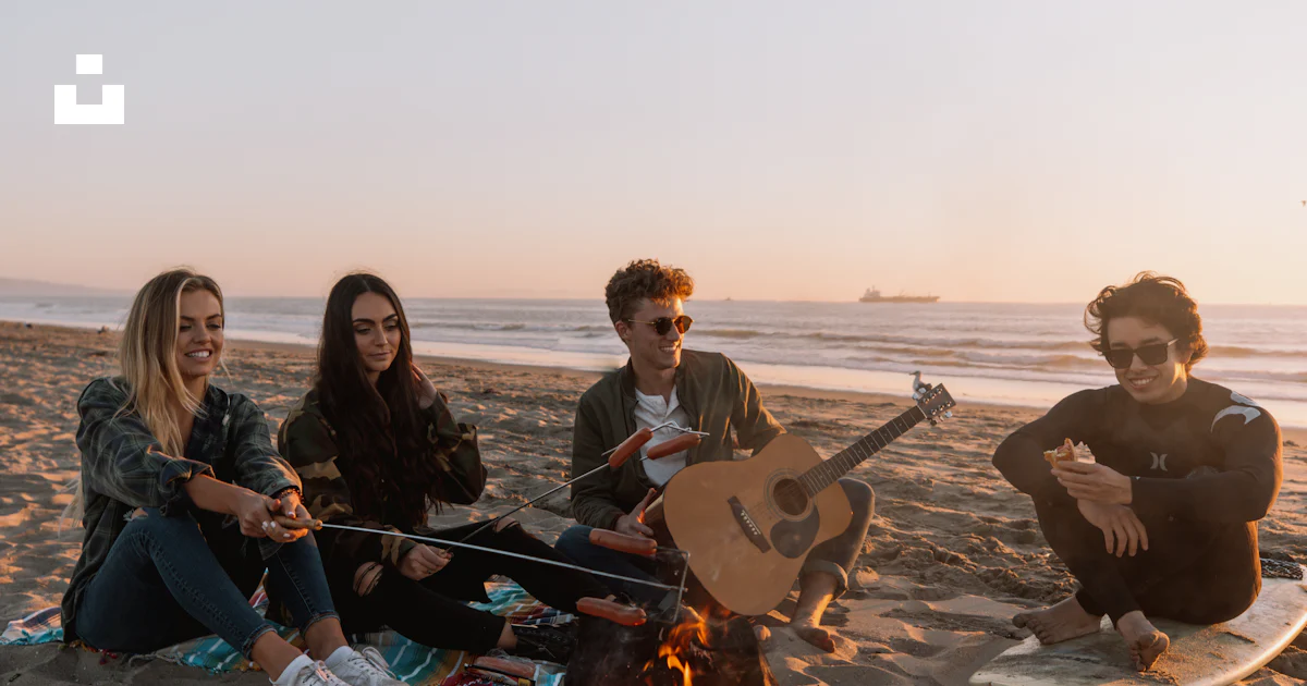 Foto zum Thema Menschen, die tagsüber auf Sand in der Nähe von ...