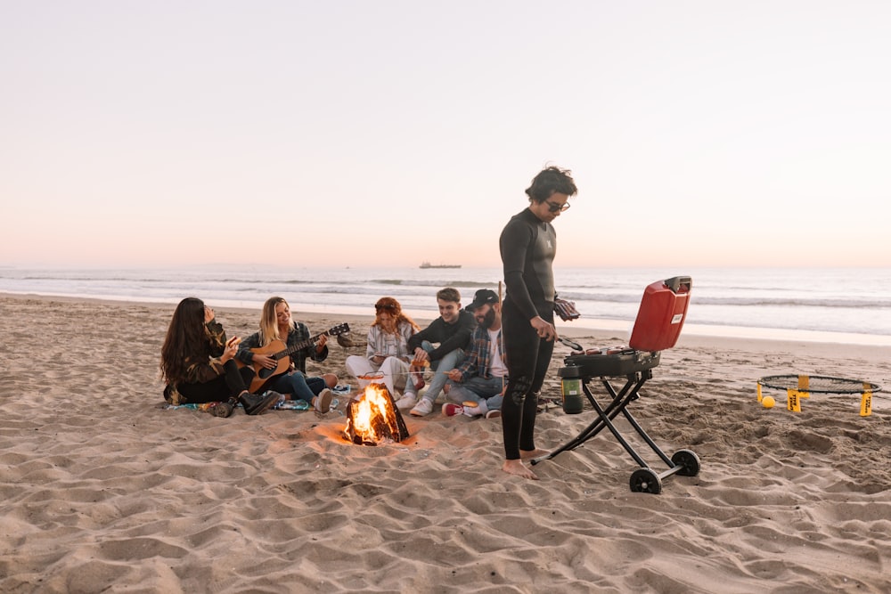 pessoas sentadas em cadeiras de acampamento na praia durante o dia