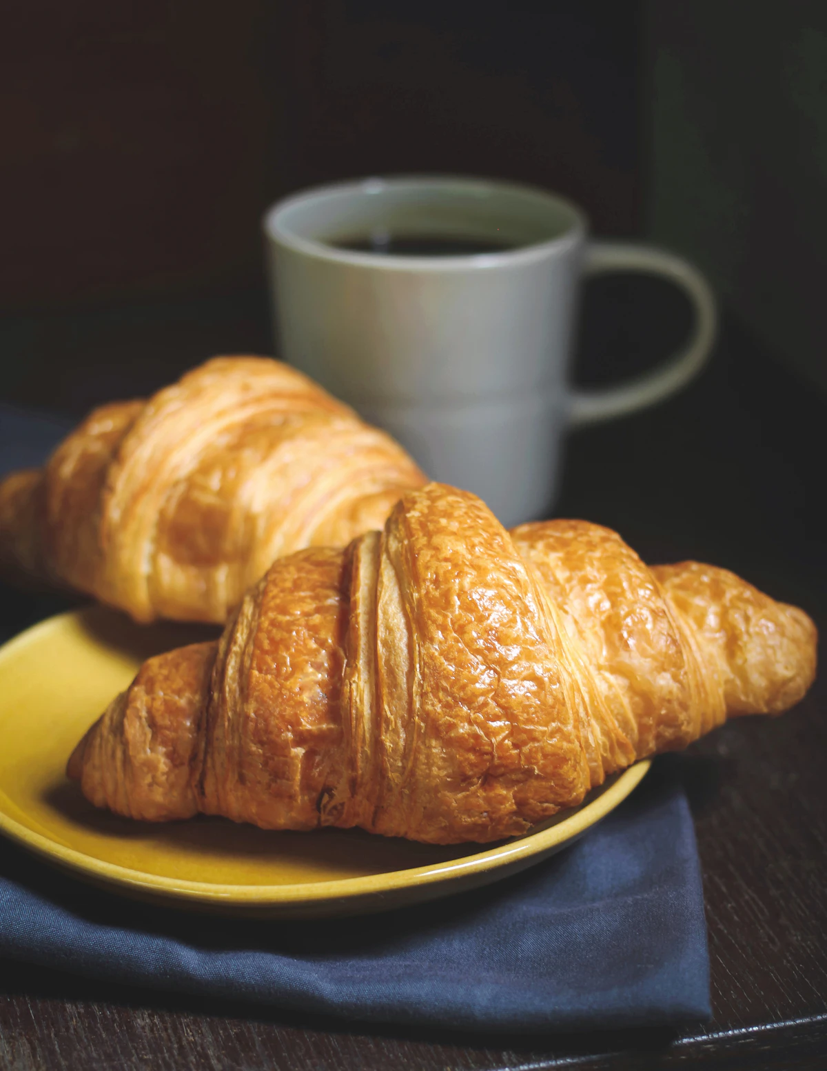 Café y croissants en un bistró parisino