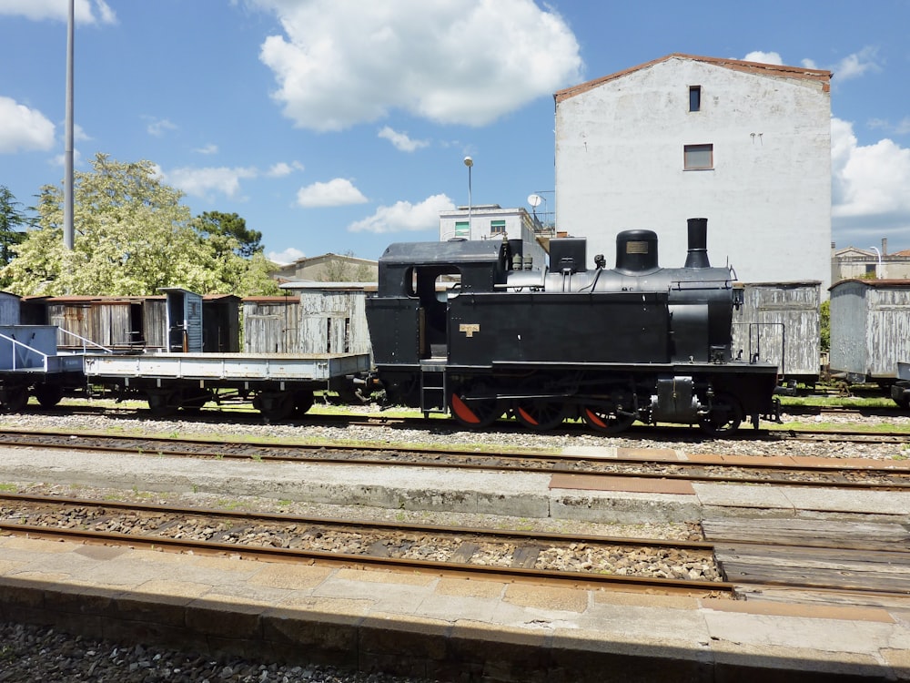 Schwarzer Zug tagsüber auf der Eisenbahn