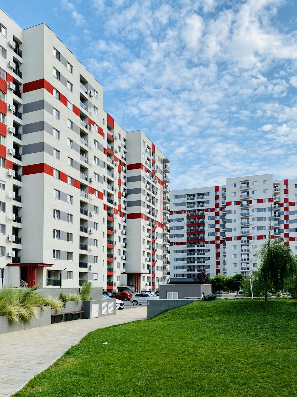 Gebäude aus weißem und rotem Beton