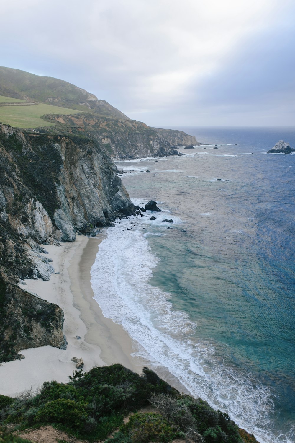 sea waves crashing on shore during daytime