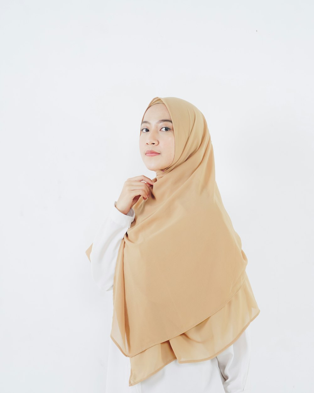 femme en hijab beige debout