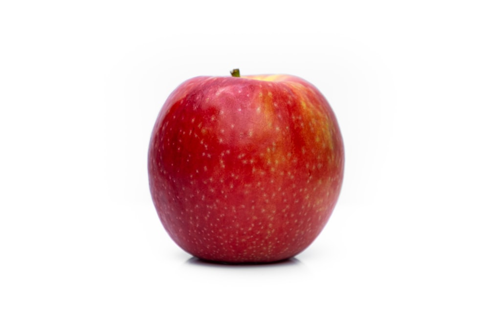 mela rossa su sfondo bianco