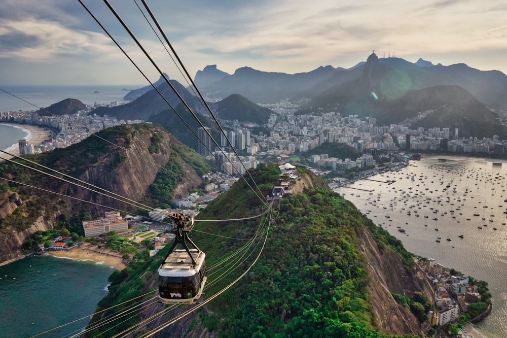 teleféricos sobre o campo de grama verde