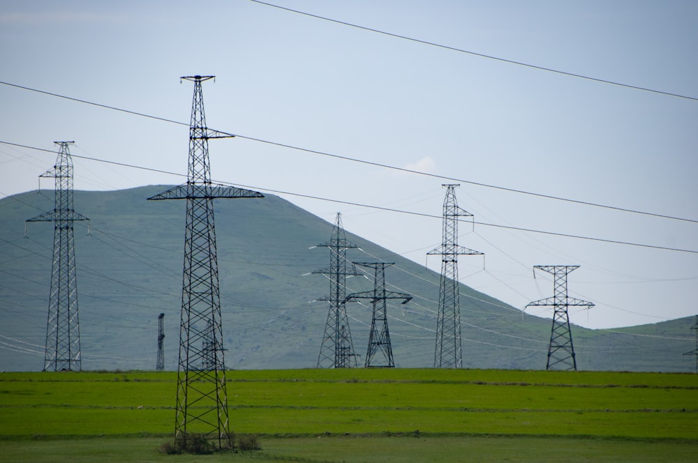 Grünes Grasfeld in der Nähe des Berges unter weißem Himmel tagsüber