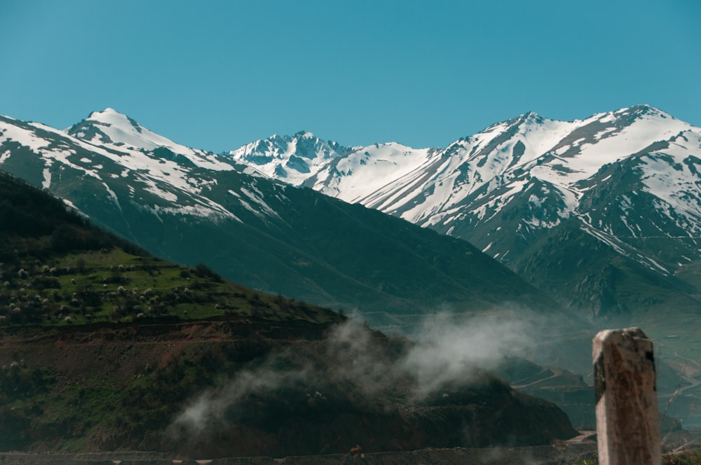 montagne enneigée sous ciel bleu pendant la journée