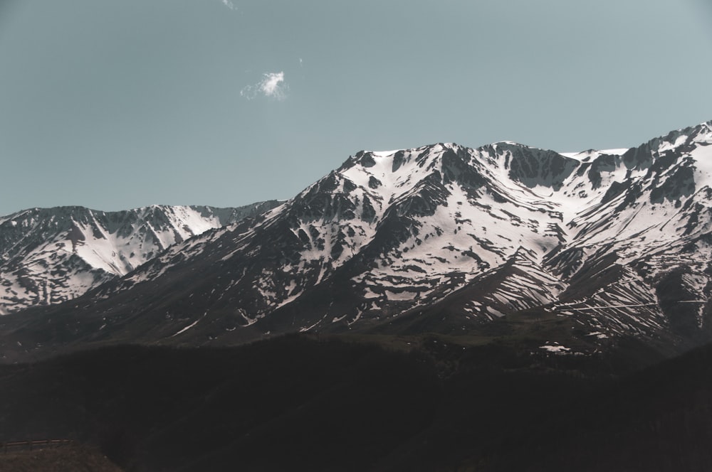 montagne enneigée sous ciel bleu pendant la journée