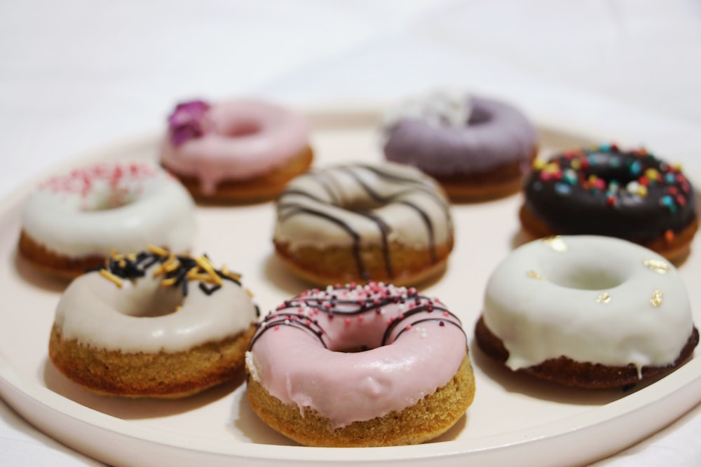Donuts coloridos, bollería y galletas sobre Foto de stock 2364089391