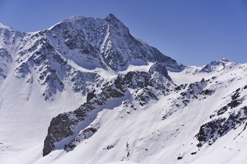 montagna coperta di neve sotto il cielo blu durante il giorno