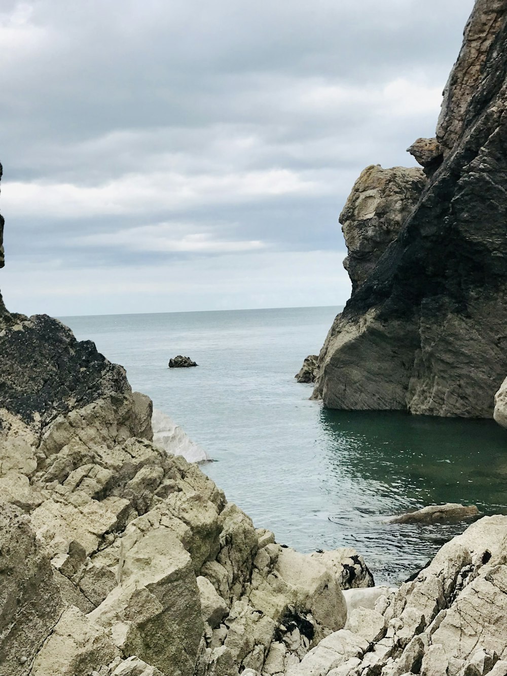 Gente en la playa durante el día