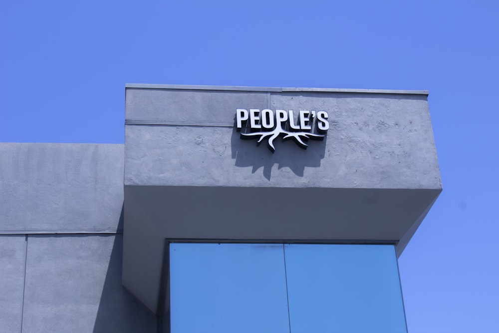 a sign on the side of a building that says people's