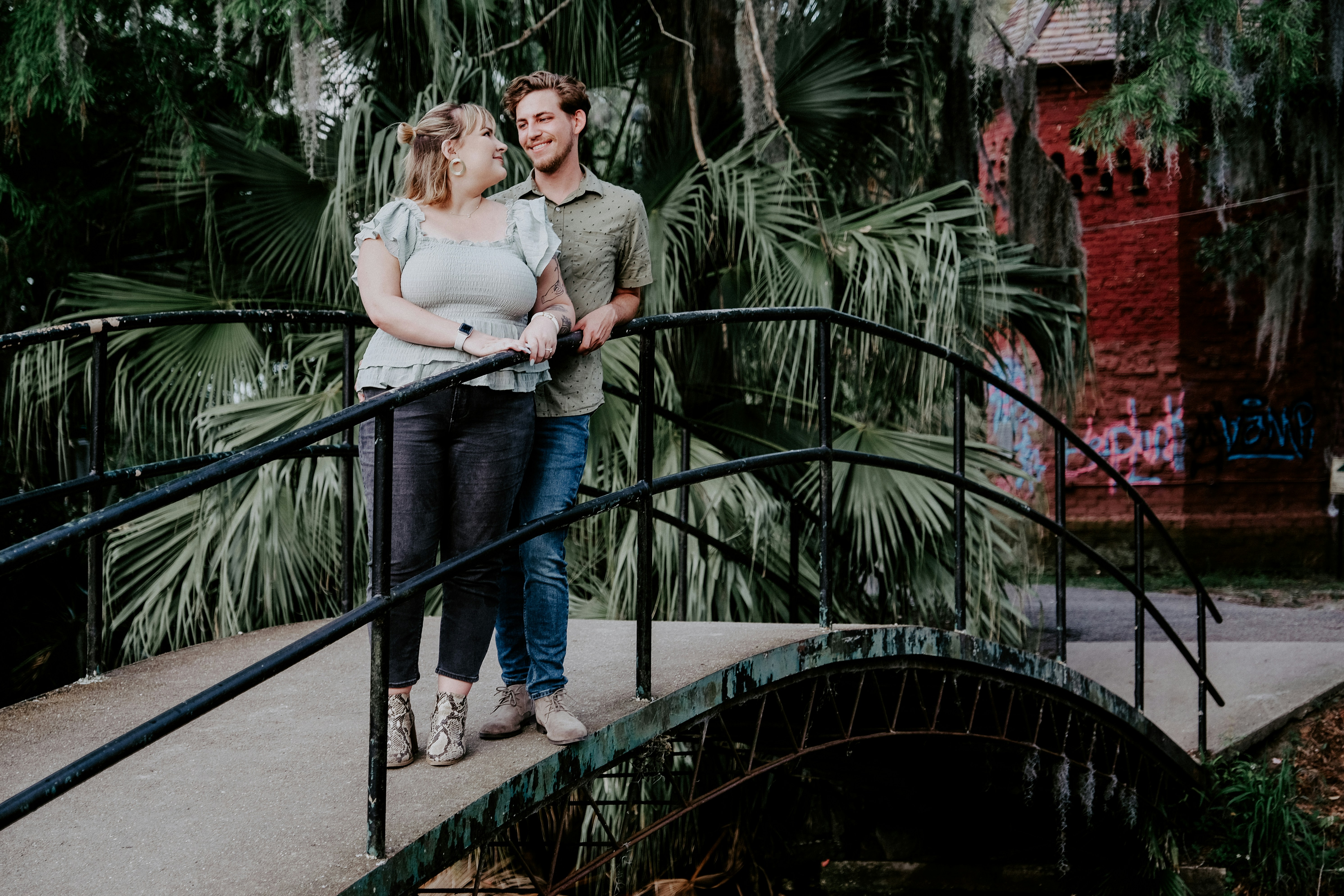 Human faces speak to us in a way that language cannot. Everyone recognize a smile, a frown, tears. Unsplash has the finest selection of people images on the web: high-def and curated for quality. Family, friends, men, women, Unsplash has photos for all.